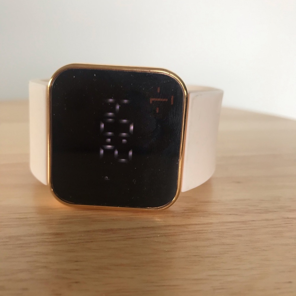 One Face Watch - Picture 2 of 4